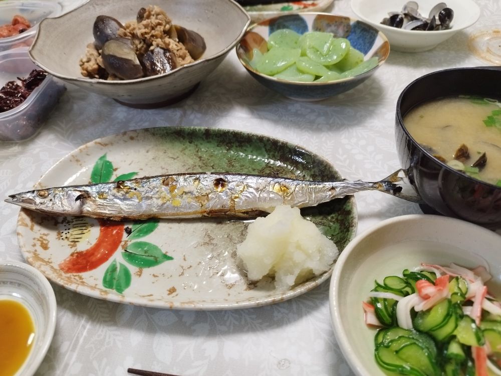 秋刀魚の塩焼き
蜆のみそ汁
きゅうりとカニカマの酢の物
茄子と肉の煮もの
サシミこんにゃく