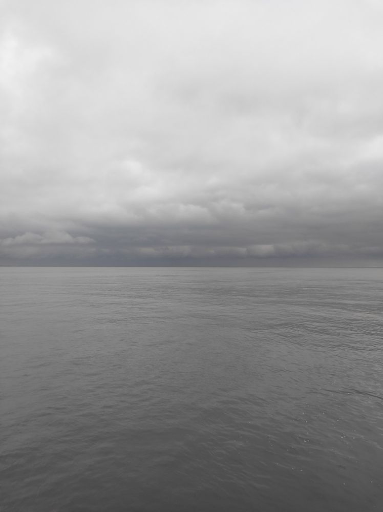 La mer et le ciel nuageux. 