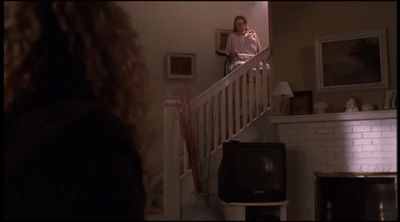 Janice Soprano au premier plan et Livia Soprano en arrière plan descendant l'escalier sur son monte-escalier