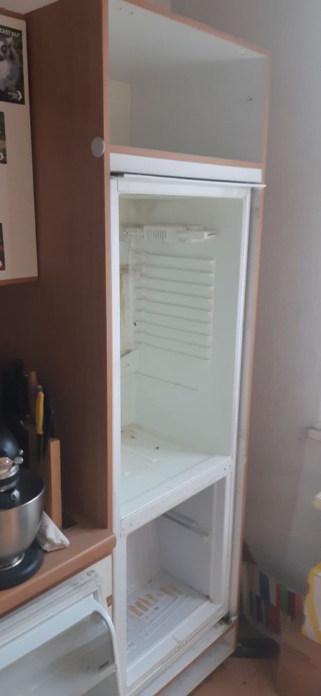 The defeated fridge. Empty, shut down, dismantled as far as possible. Ready to be picked up on Monday.