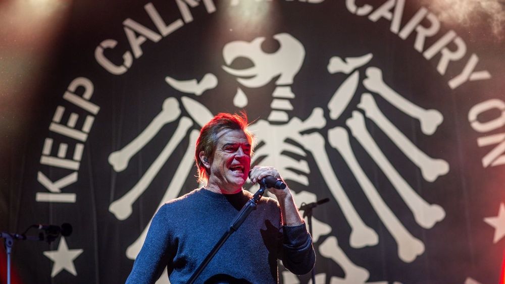 Seit Wochen schwelte ein Konflikt zwischen den Veranstaltern eines Festivals gegen rechts und den örtlichen Behörden. Bei ihrem Auftritt am Freitag stellten sich die Toten Hosen gegen den Landrat. Der...