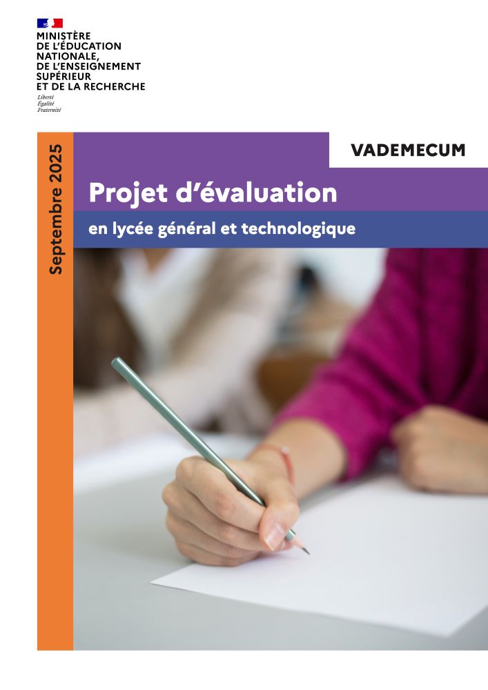 Page de garde du vademecum, avec en visuel une main d’enfant ou d’adolescent qui tient un stylo. 