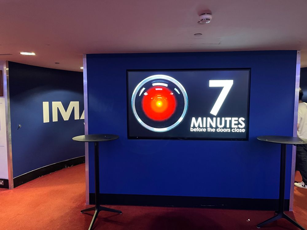 HAL 7 Minutes before the doors close