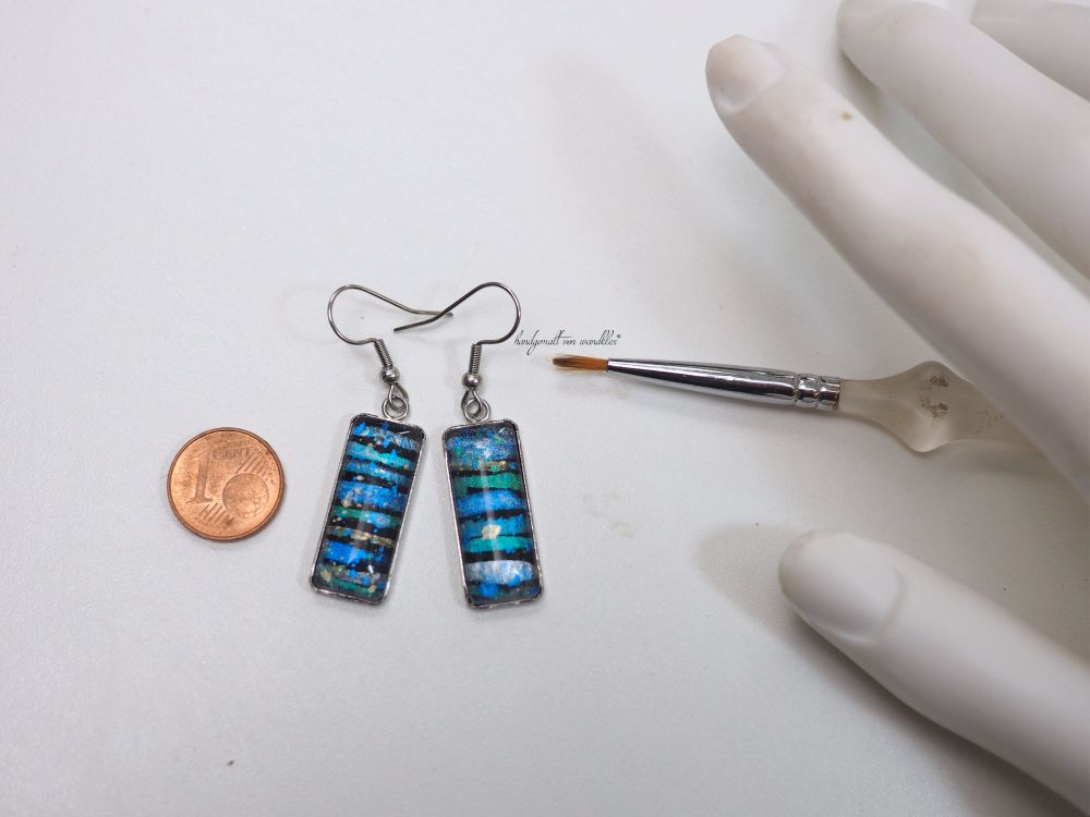 Ohrringe mit handgemalten abstrakten funkelnden Motiven in kräftigen Farben