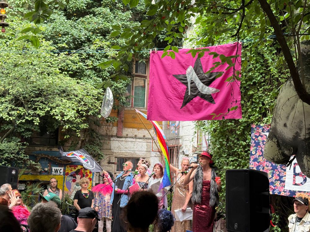 Der Chor Pauli Perle im Hof des Tuntenhauses. 