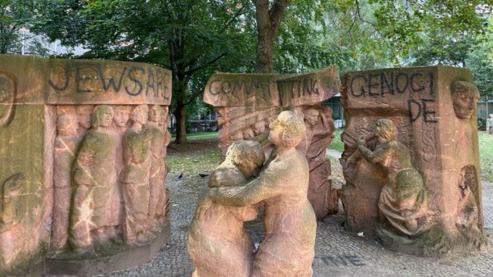 Denkmal in Berlin-Mitte mit antisemitischen Parolen beschmiert