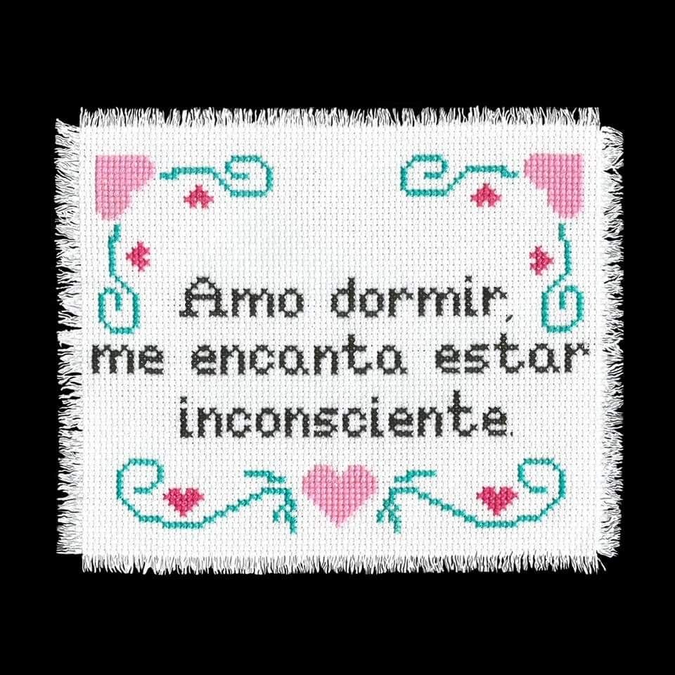 paninho com a frase amo. dormir me encanta estar inconsciente bordado enfeitado com corações 