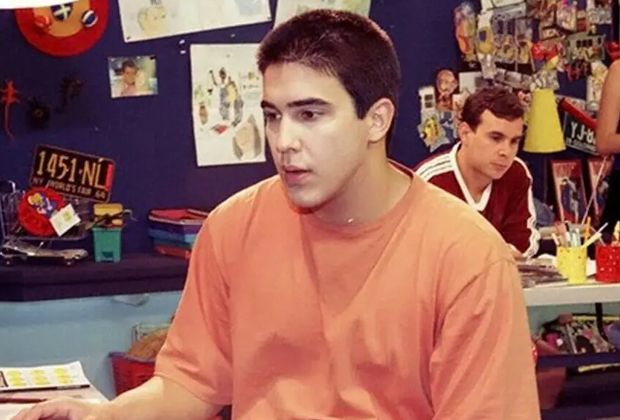 André Marques em malhação olhando o chat com mensagens de "ROBERTO MARINHO TRAFICANTE"