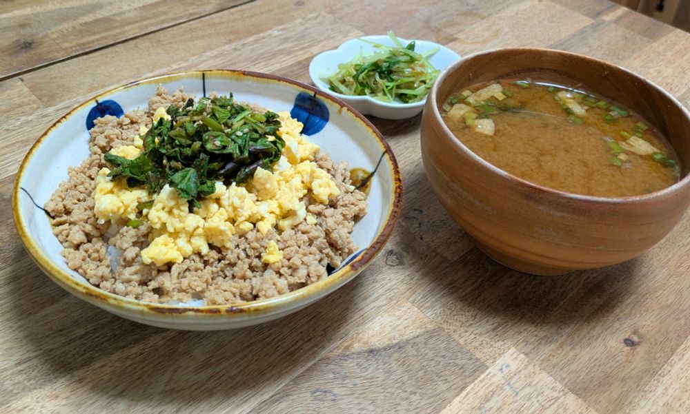 鶏そぼろ、炒り卵、蕪の葉のふりかけで三色丼の在宅ランチ。水菜のあえ物とインスタント味噌汁を添えて。