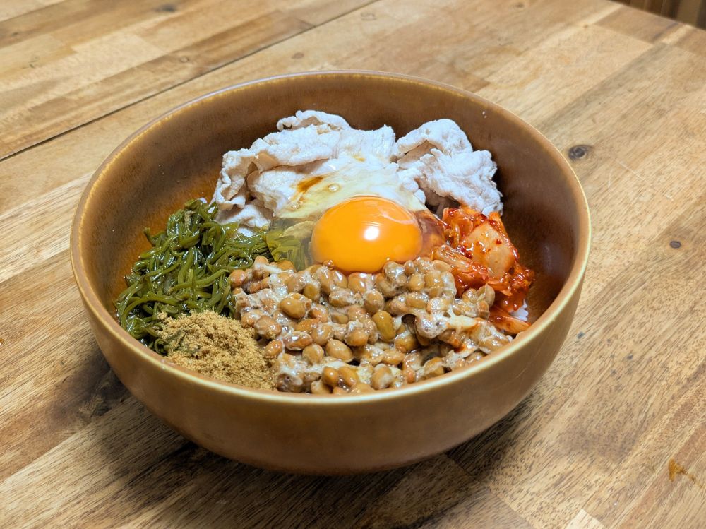 タンパク質もりもり丼（豚しゃぶ、納豆、生卵、鰹節粉、キムチ、めかぶ）
