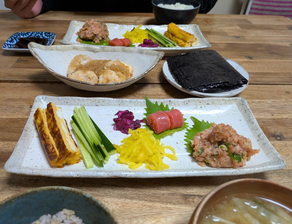 手巻き寿司で夜ごはん。
出汁巻き、ネギトロ、明太子、たくあん、しば漬け。鶏むね肉のみぞれ煮と具沢山のお味噌汁、白米。