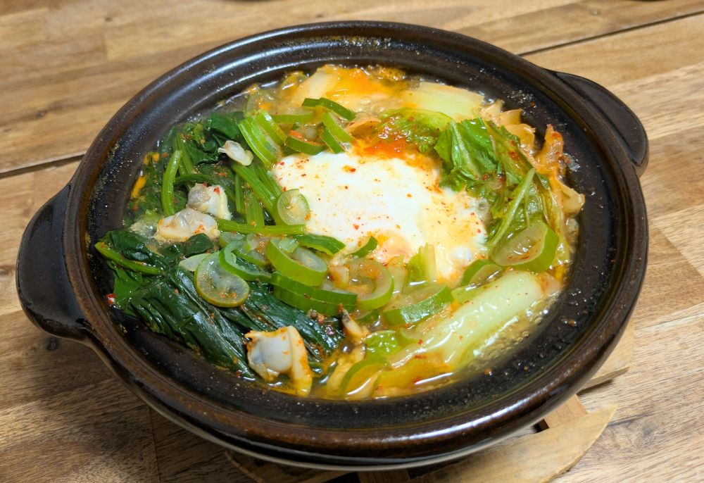 あふれんばかりのキムチ鍋。
白菜、ネギ、ほうれん草、鶏つみれ、あさり、卵。