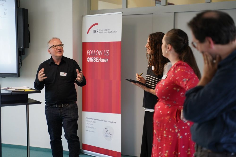Discussing ideas with Achim Saupe (ZZF) in Erkner. Photo by IRS Erkner