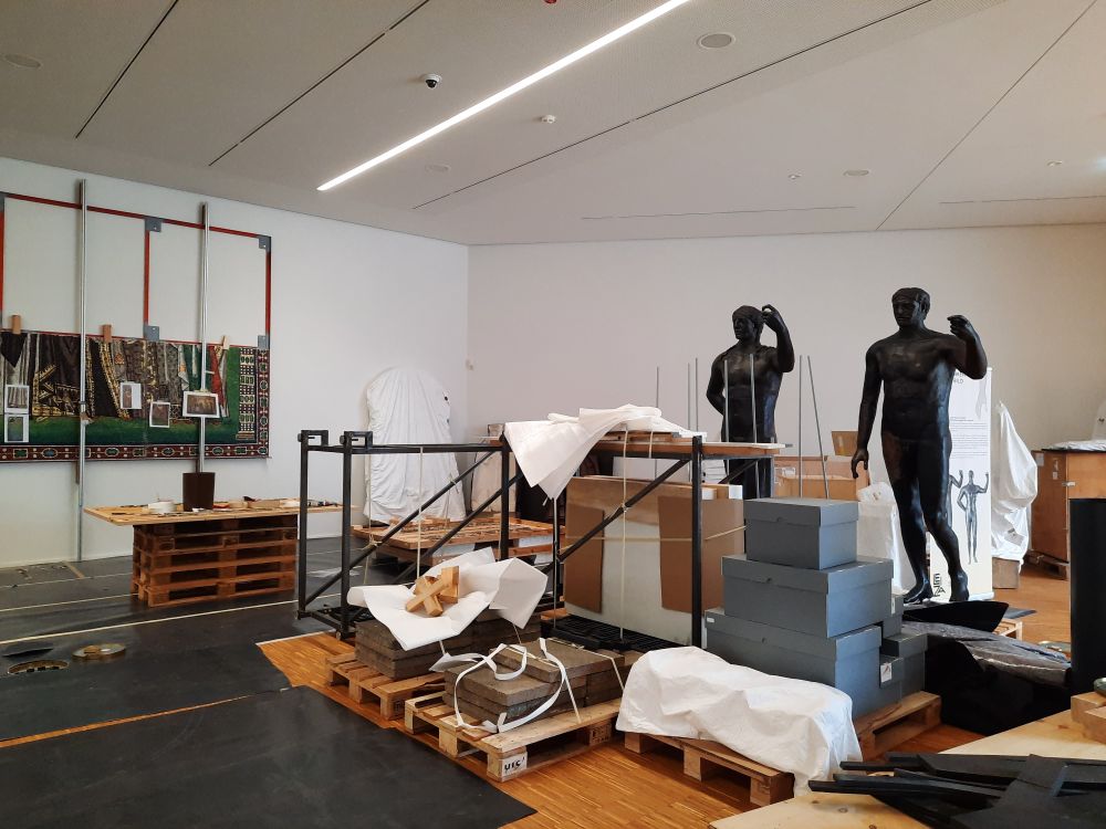 Die Sammlung des LEIZA ist vor ein paar Jahren in ein neues Gebäude gezogen, wo eine neue Dauerausstellung aufgebaut wird. Hier sieht man einige der Ausstellungsobjekte, größtenteils sind sie noch in Kisten verpackt.