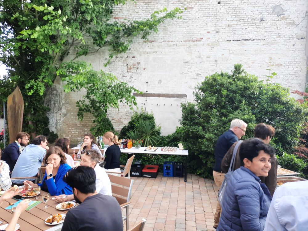 Den Abend ließen die Teilnehmerinnen und Teilnehmer mit einem leckeren Buffet im Garten des IRS ausklingen.