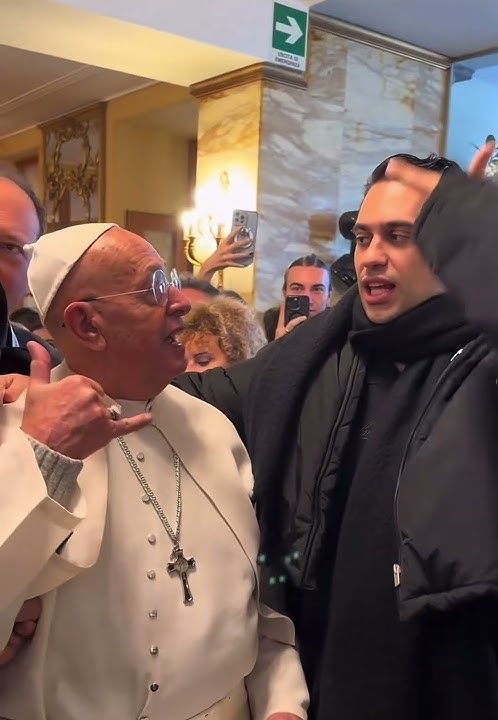 Pope Francis and Mahmood sing Tuta Gold