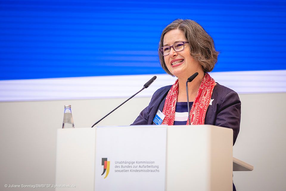 Foto Prof. Dr. Julia Gebrande hinter einem Stehpult