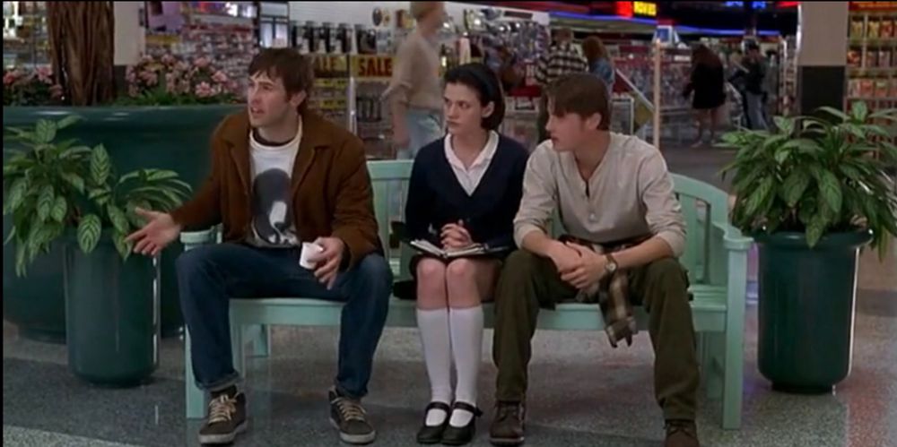Scene from Mallrats. Brodie, Trish, and TS are sitting on a mid-mall bench. The scene with sound: https://y.yarn.co/5fe10034-39bc-4d8d-bf6c-5e0668756219.mp4. Yes yes I know the line is “kid” and “escalator” but still. 
