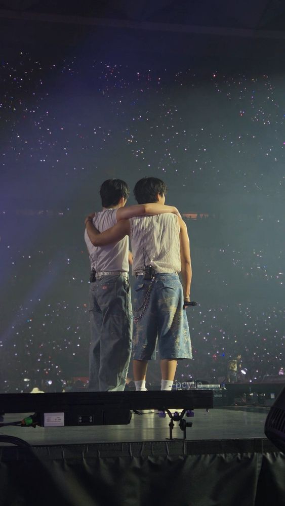Stray Kids Lee Know and Han with their arms around each other at dominATE Madrid