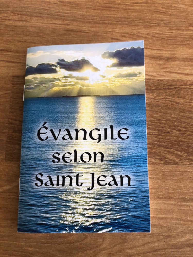 Photo d’un petit livret Évangile selon Saint Jean