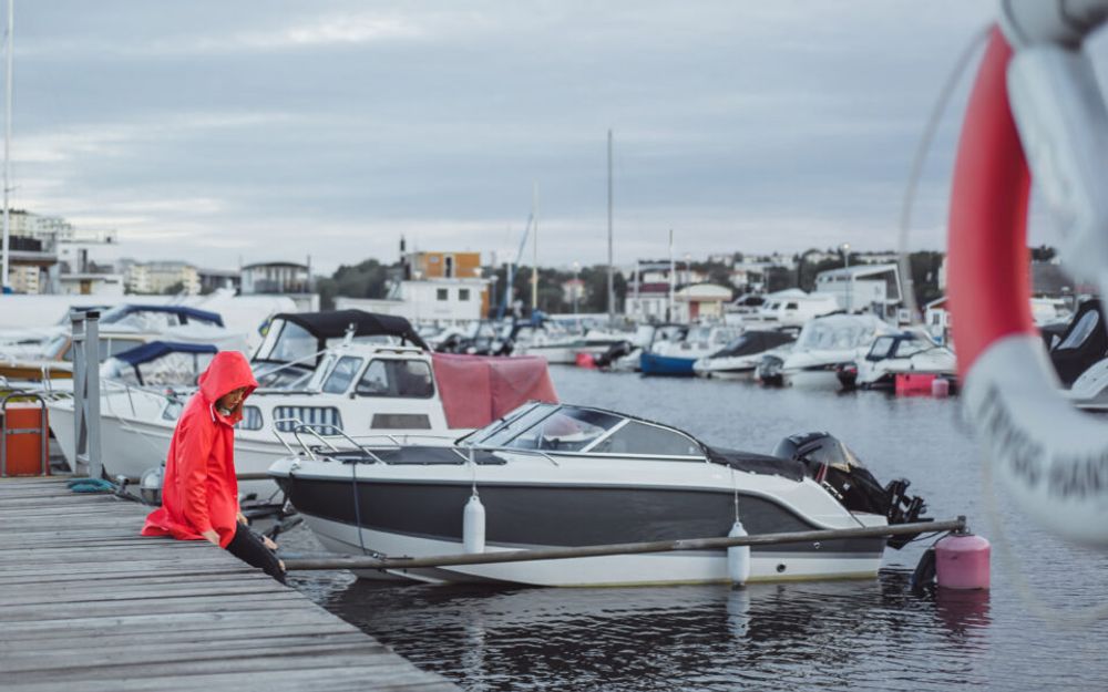 Oeps: Schoonmaakster vergeet handrem, auto gaat kopje onder in de haven van Brouwershaven