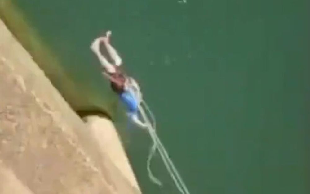 Video: Man raakt pilaar tijdens bungeejumpen van een brug in Brazilië