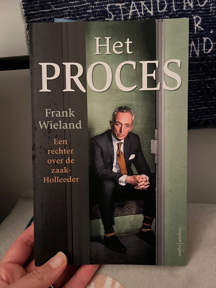 Een boek: Het proces van Frank Wieland.