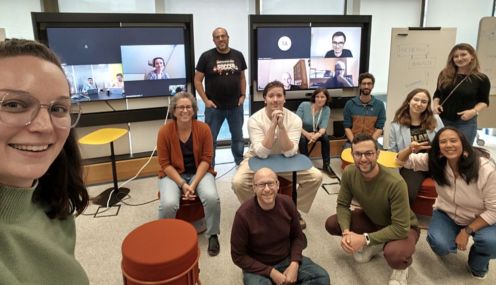 Photo de groupe des participants et participantes au hackathon Boavizta 2025, posant ensemble après l’événement. 