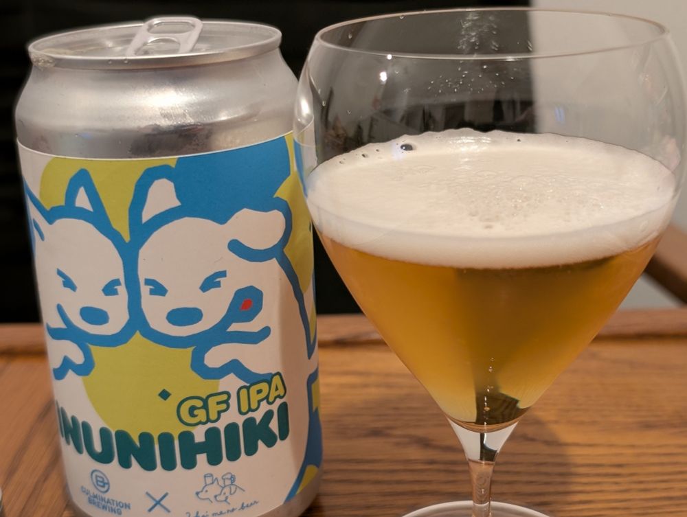 テーブルの上に缶ビールとビールが注がれたグラスが並んでいる。