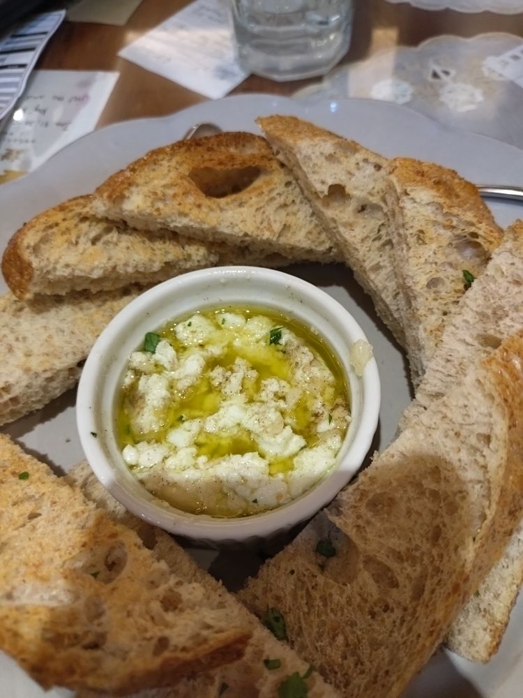 Plato con queso blanco asado y pan.