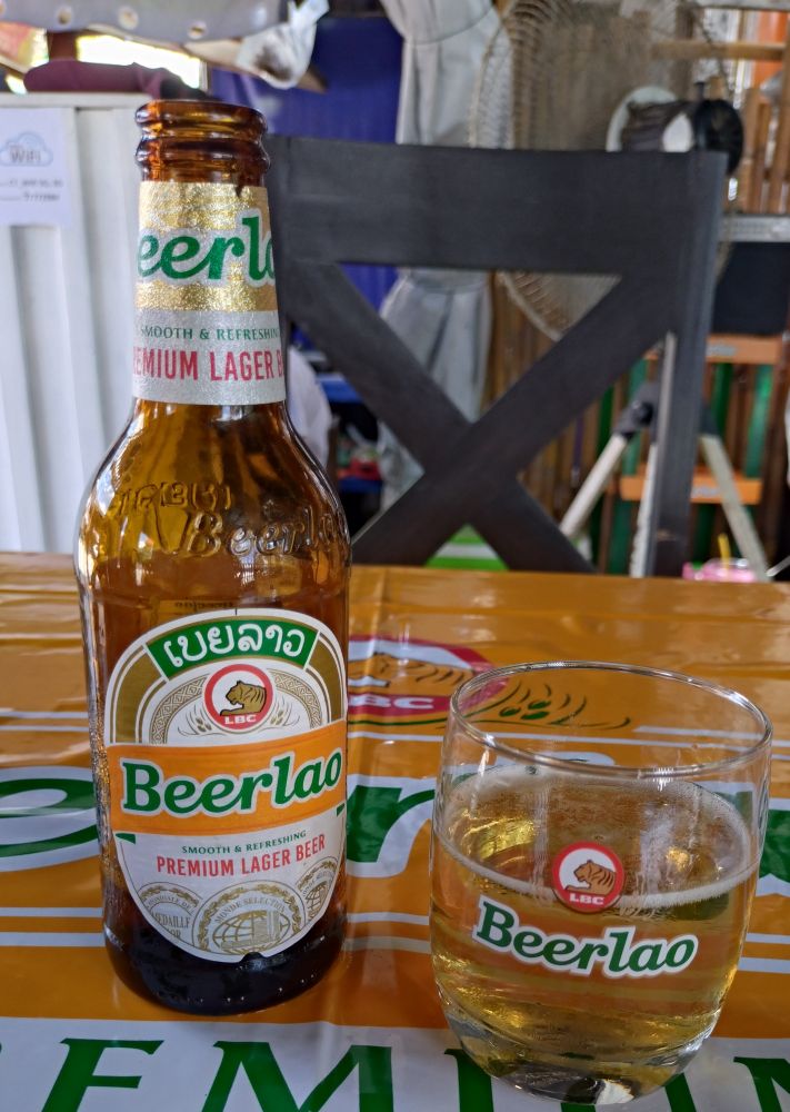 Imagen que muestra una cerveza embotellada de la marca Beerlao.
