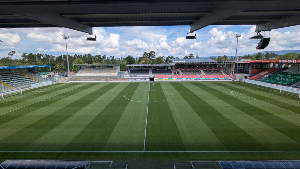 Das leere Hardtwaldstadion in Sandhausen 1,5 h vor dem Testspiel gegen den VfB Stuttgart II. 