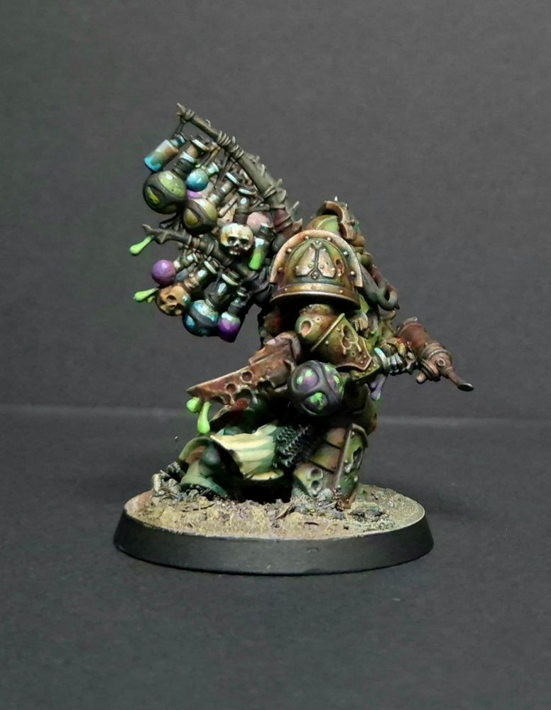 The other side view (his right hand side) showing off his rusty knife.