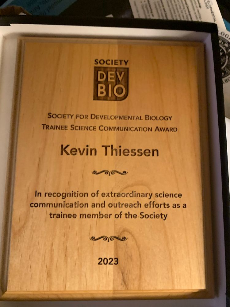 Image of the 2023 scicomm award given to Kevin Thiessen for Zebrafish Rock