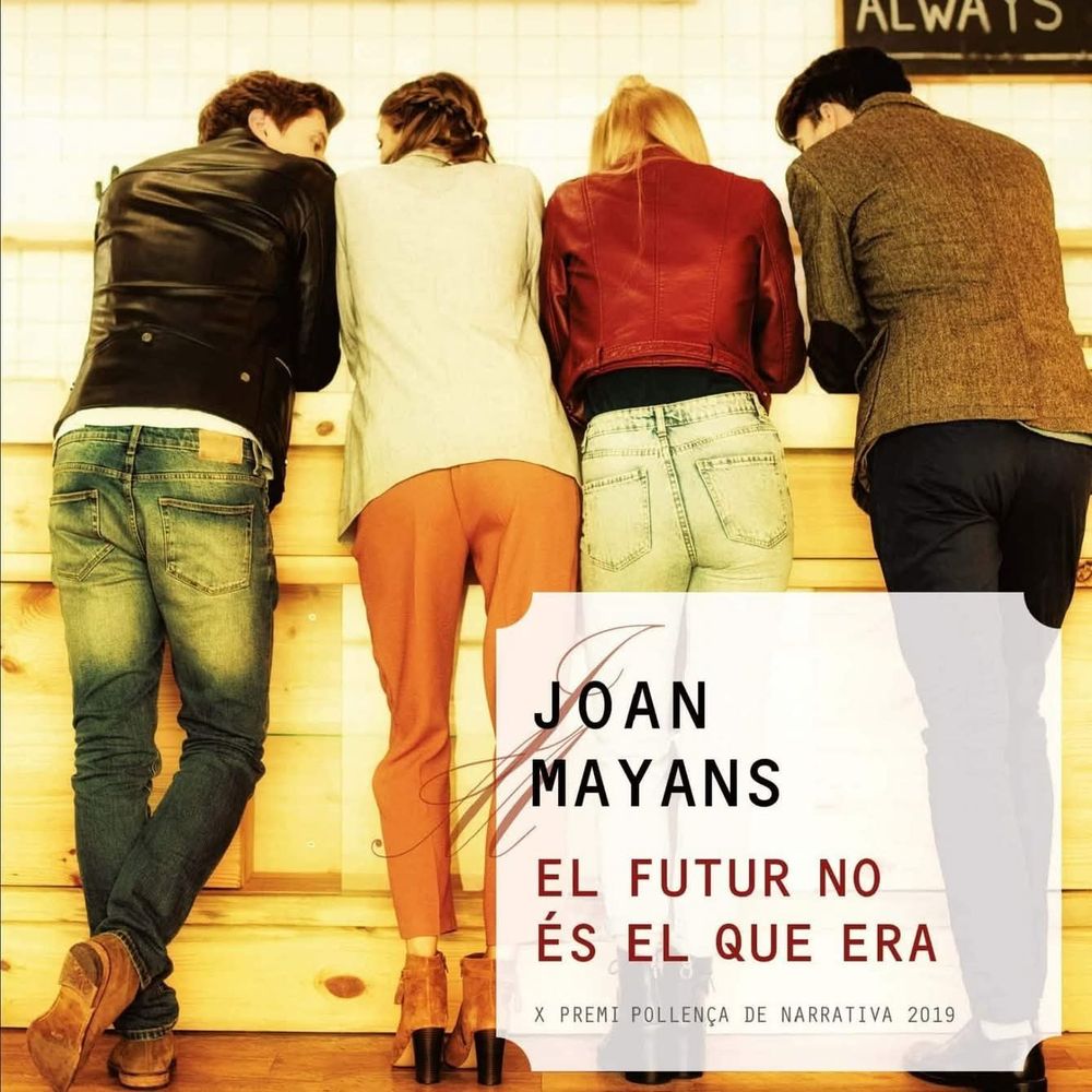 Coberta del llibre de Joan Mayans titulat "El futur no és el que era", publicat per Cossetània en 2020.
X Premi Pollença de Narrativa 2019.
La imatge de la coberta és colorida i hi ha un grup de 4 persones, 2 homes i 2 dones, de cos sencer, vistos d'esquena i recolzats en el que sembla una barra de bar.