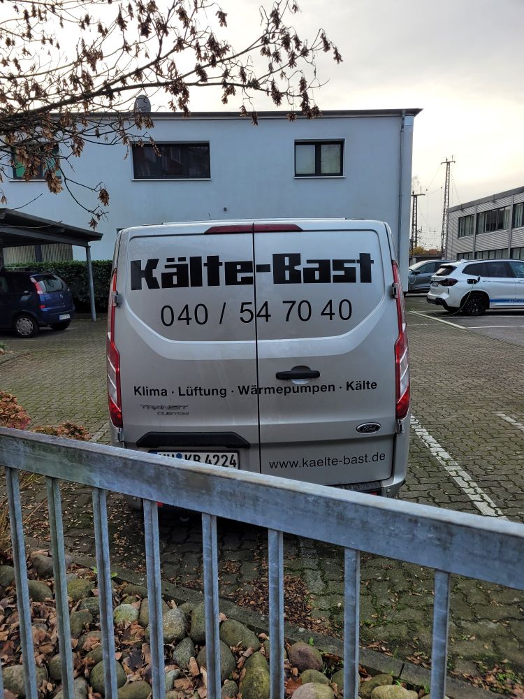 Auto mit der Aufschrift "Kälte-Bast" (ein Handwerksunternehmen für Klimaanlagen und weiteres)