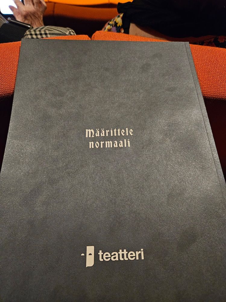 Käsiohjelman takasivu, jossa on teksti "määrittele normaali". Oikein hyvä pyyntö.