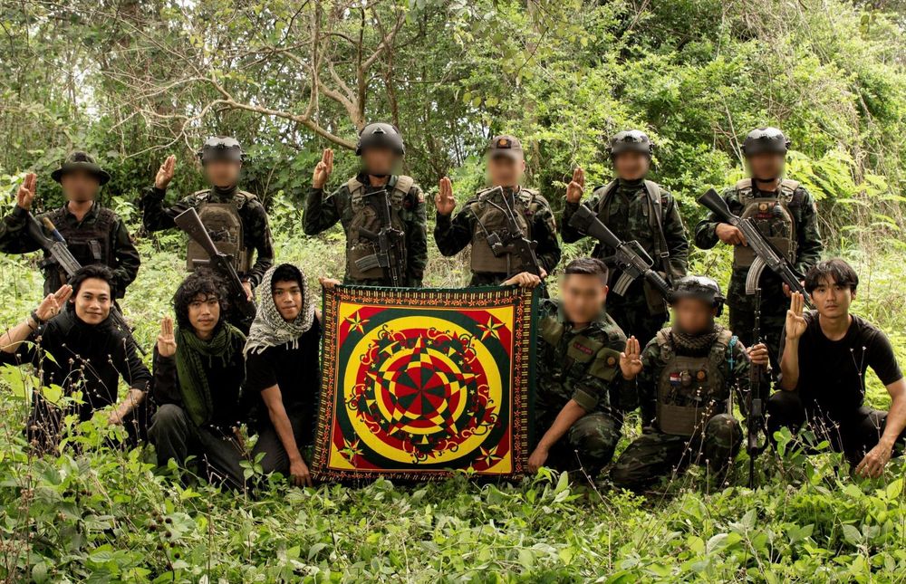 Picture of the Karenni Nationalies Defend Forces sending greetings to Rojava.