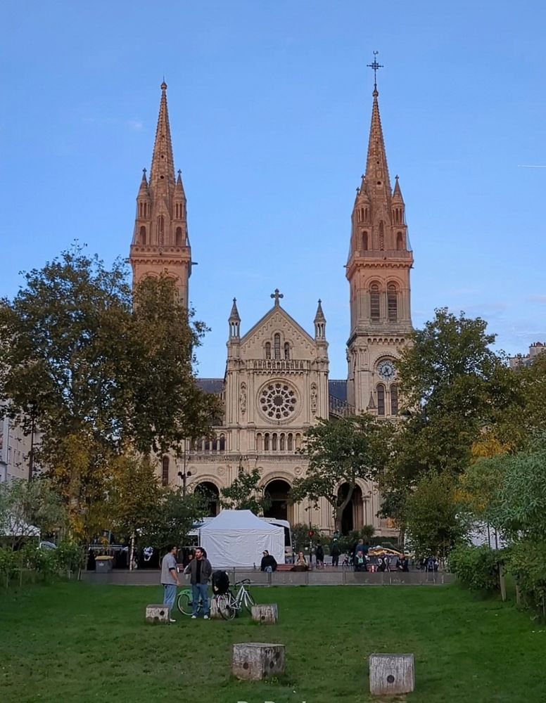 Église Saint-Ambroise with green space in front
