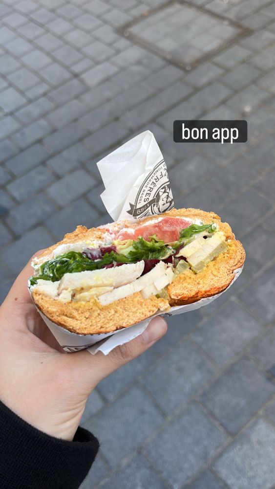 demi bagel avec texte "bon app" ecrit sur la photo