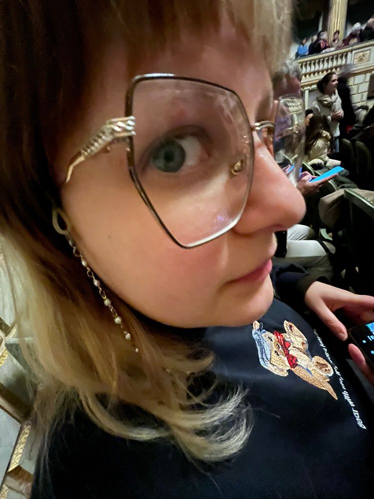 hadès de coté en 0.5, iel me side eye