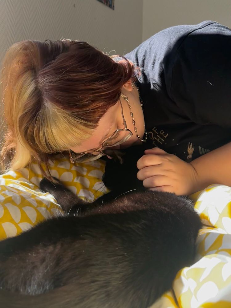hadès faisant un bisou à scrokmou dans le lit tout ensoleillé 