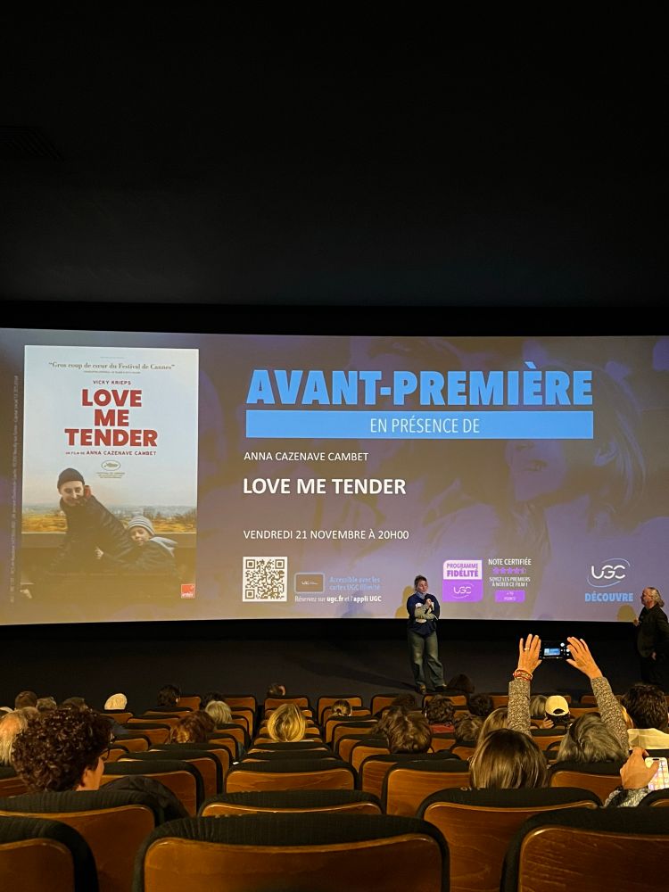 salle de cinéma avec une faq. la réalisatrice de love me tender est devant l'ecran 