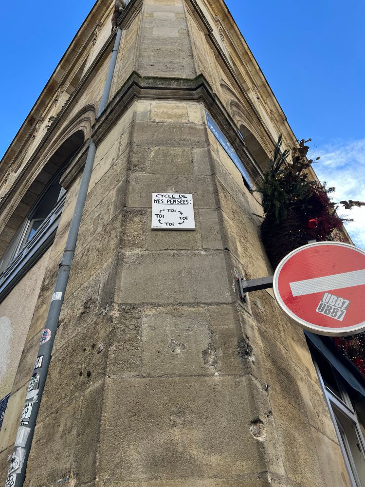 plaque sur mur en pierre dans la rue qui dit "cycle de mes pensees toi"