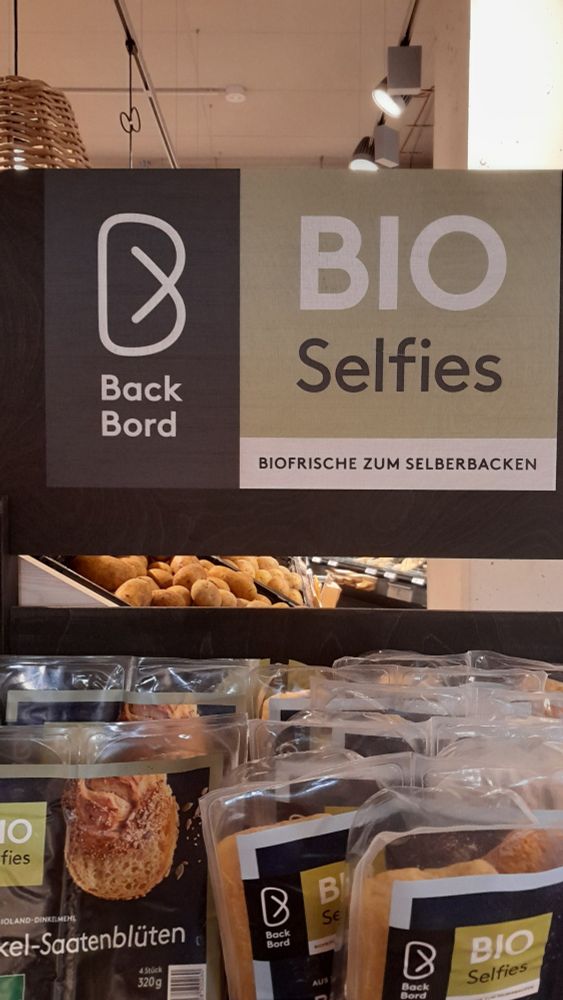 aufsteller im supermarkt der firma backbord. mit aufbackbrötchen die sich bio selfies nennen