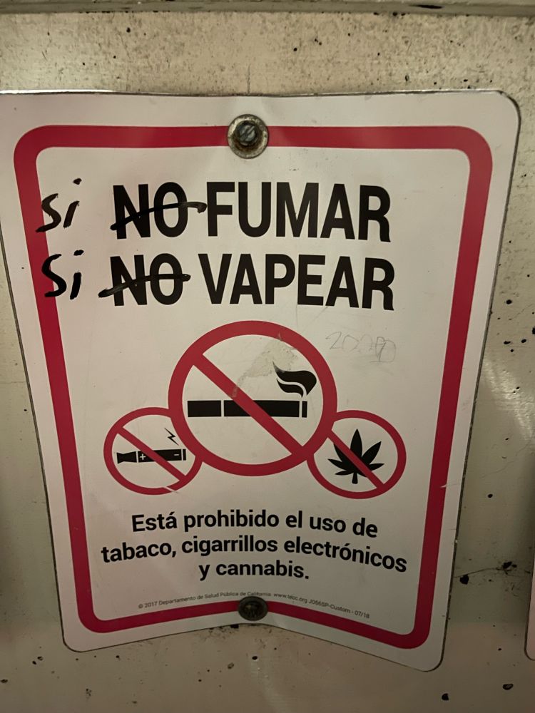 A no smoking sign in Spanish, vandalized to say Yes Smoking. 