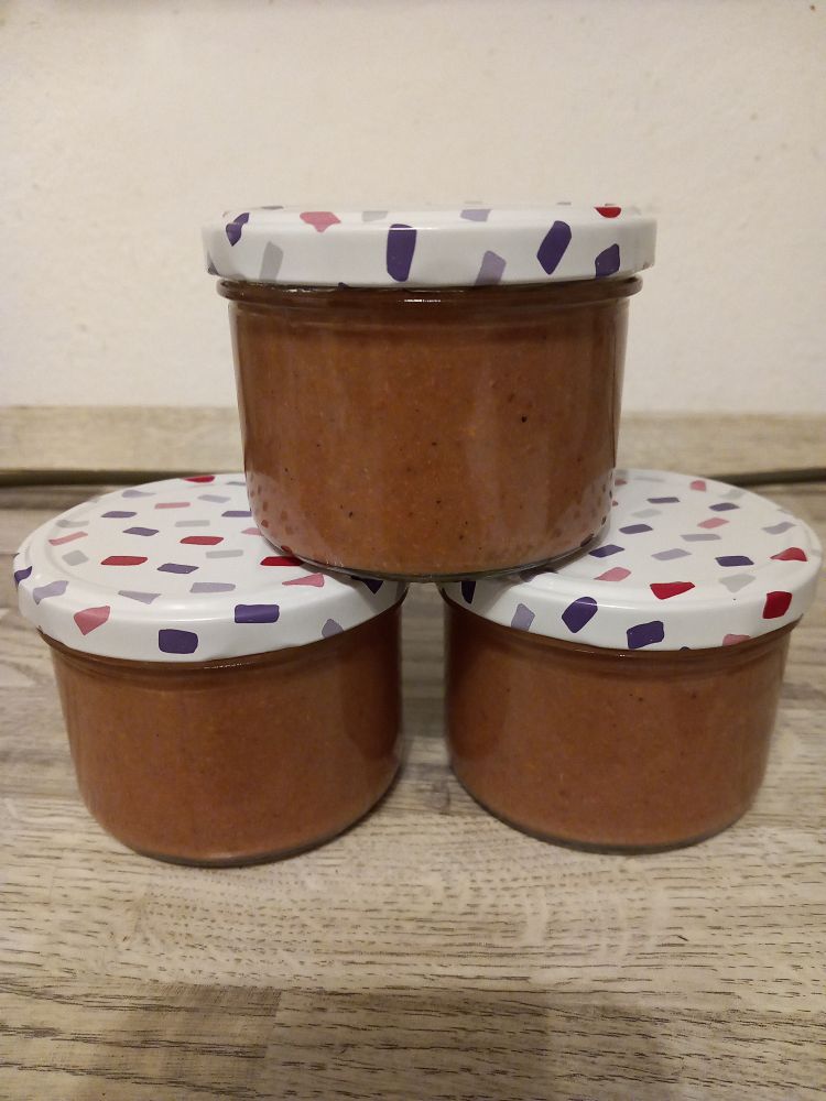 3 kleine Einmachgläser zu einer Pyramide gestapelt mit rötlichen Traubensenf befüllt 