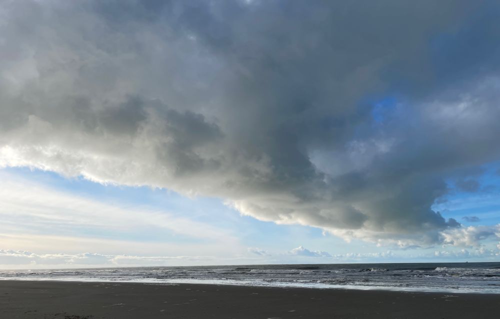 Blick auf den Horizont der offenen See - Wolken, Wasser, Strand