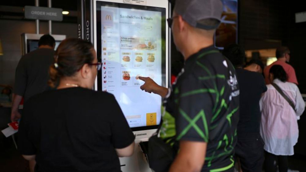 McDonald’s touchscreen kiosks were feared as job killers. Instead, something surprising happened | CNN Business