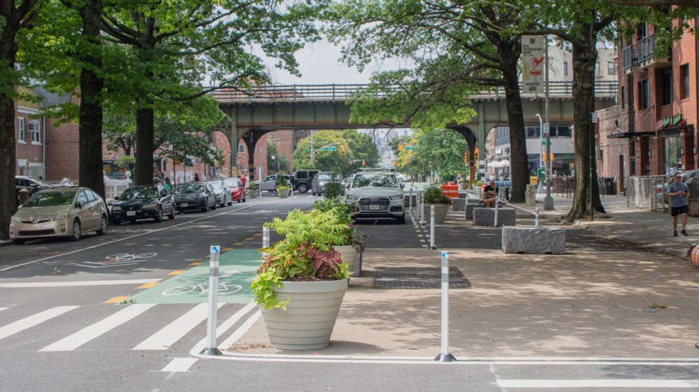 New hardened daylighting along 31st Avenue with one-way vehicle traffic and two-way cycling connections. 